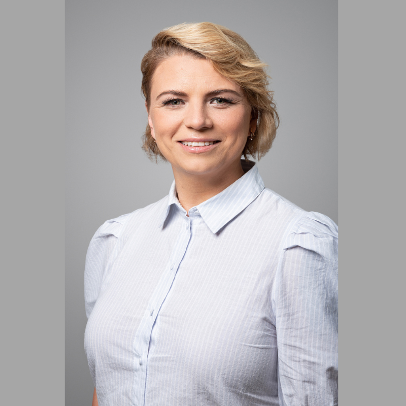 Yellow-and-Black-Simple-Professional-LinkedIn-Profile-Picture-1
